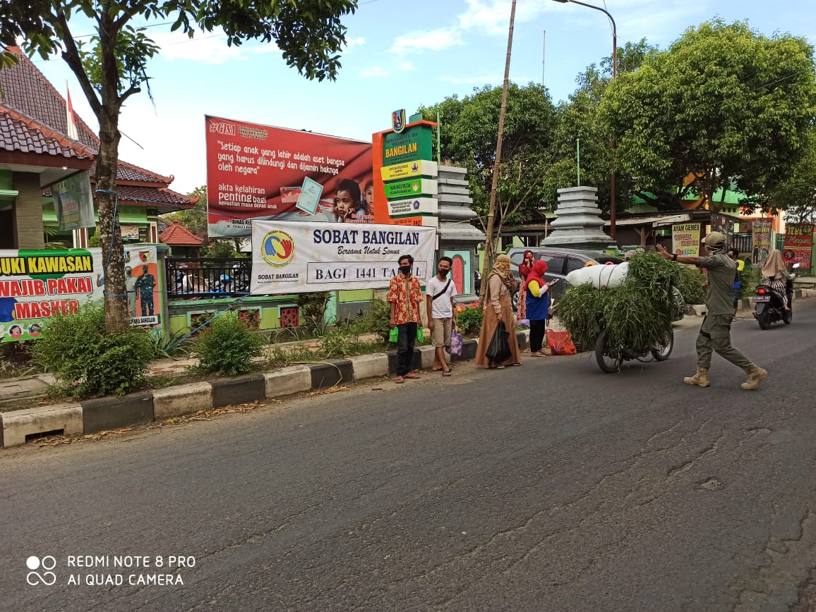 Guyup Rukun, Sobat Bangilan dan Warga Bangilan Bagi Takjil Ke Pengendara