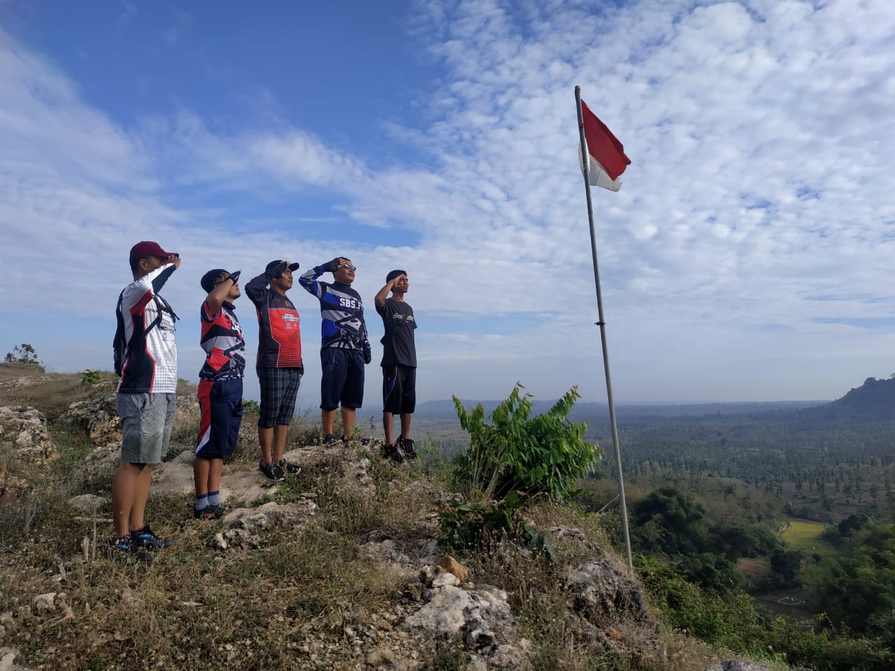 Club Sepeda SBS Peringati Detik-detik Proklamasi di Puncak Kuwasen