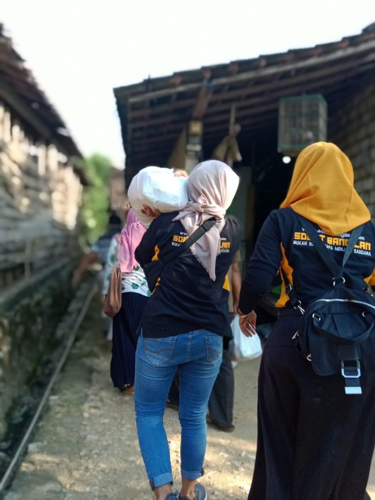 Belajar Peduli, Ketuk Pintu Bagi Bingkisan Lebaran