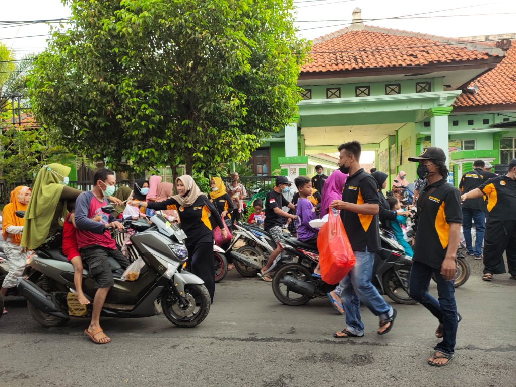 Bersama UKM dan Warga, Sobat Bangilan Guyup Rukun Bagi Takjil Puasa