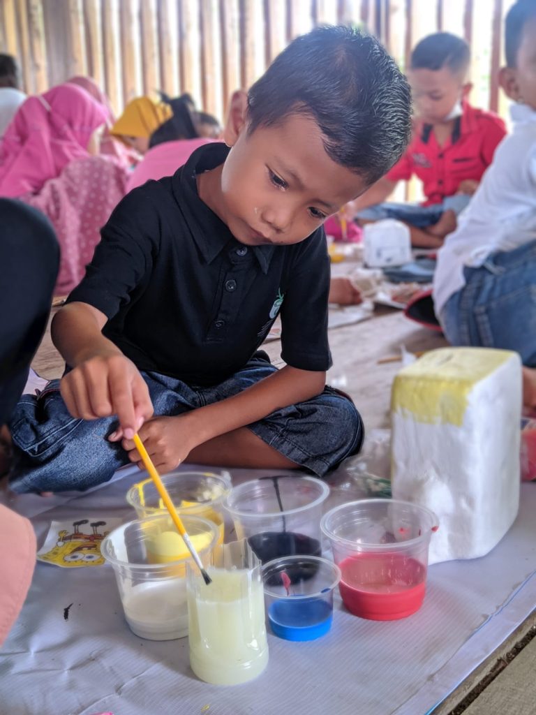 Meriahkan Hari Jadi, Puluhan Anak TK Ikuti Lomba Mewarnai Gerabah