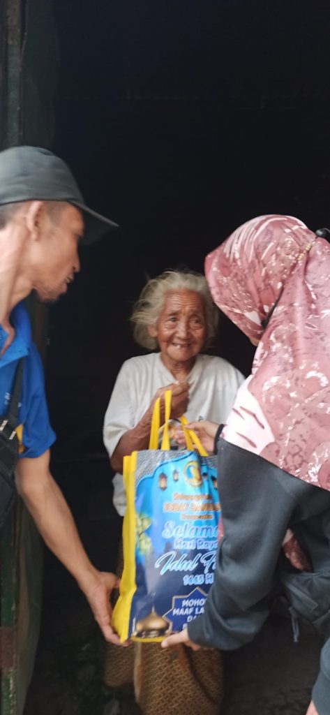 Belajar Peduli, Ketuk Pintu Bagi 100 Bingkisan Lebaran 1445 H